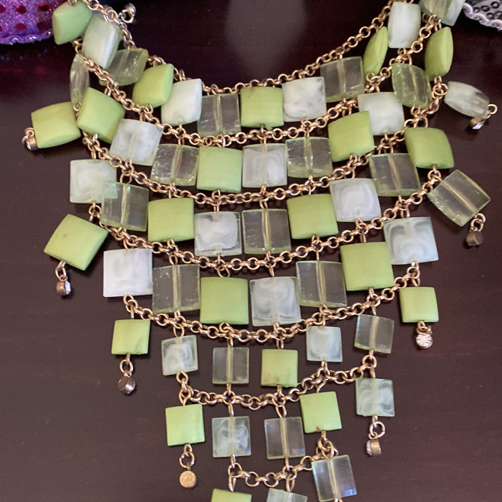 Multi Layered Green Dyed Agate and Gold Toned Chain Beaded Necklace. - Picture 2 of 4
